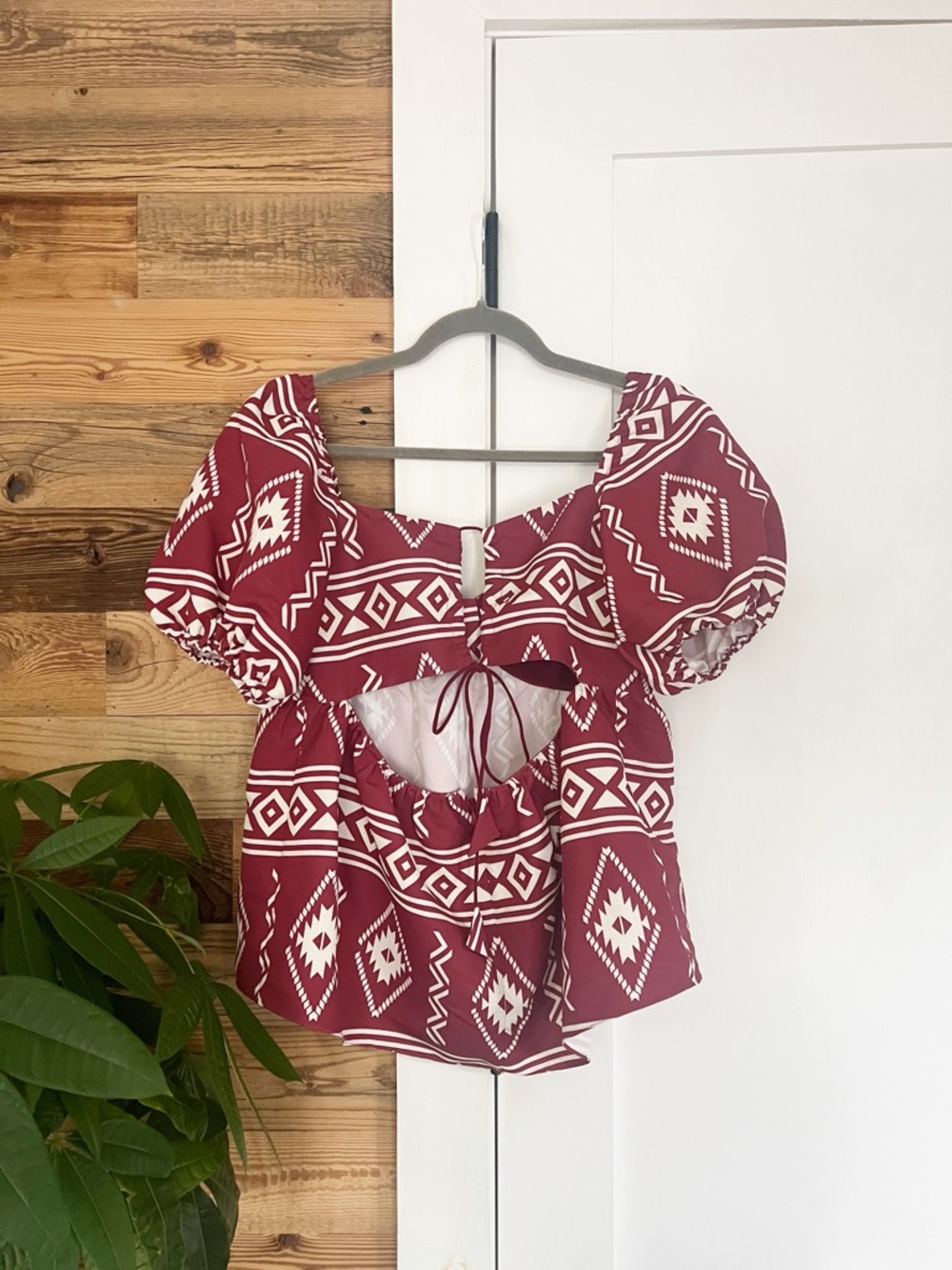 NWT Sachin & Babi Red Lyra Print Short Sleeve Tie Back Blouse Crimson Aztec - Picture 4 of 9